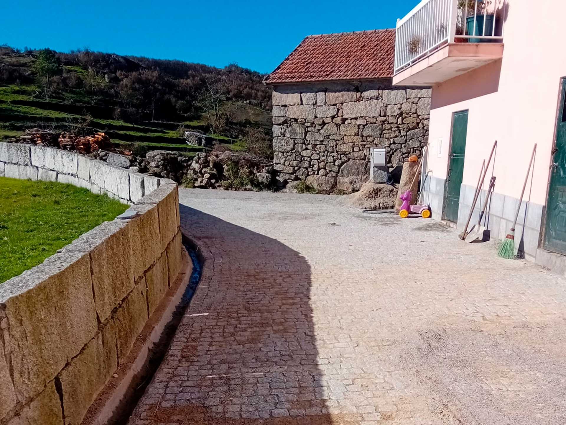 Requalificação de caminhos em Ferreiros de Tendais